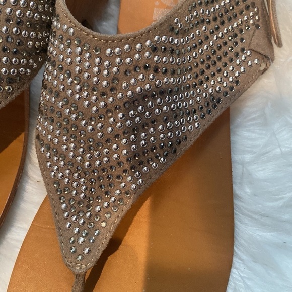 L.e.i Flat sole Sz 7  Taupe with silver and clear rhinestone trim sandals - Picture 4 of 4